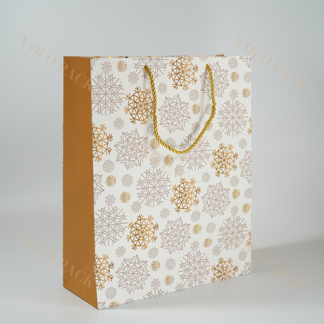 Customized Snowflake Pattern Printing Paper Gift Bag With Handle Children's Holiday Christmas Party Candy Toy Presents Packaging Bag